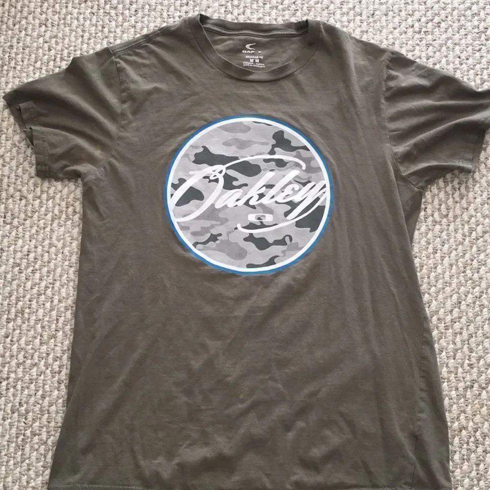 Green khaki worm Oakley Camouflage Camo Circle marked Mens t shirt M cotton